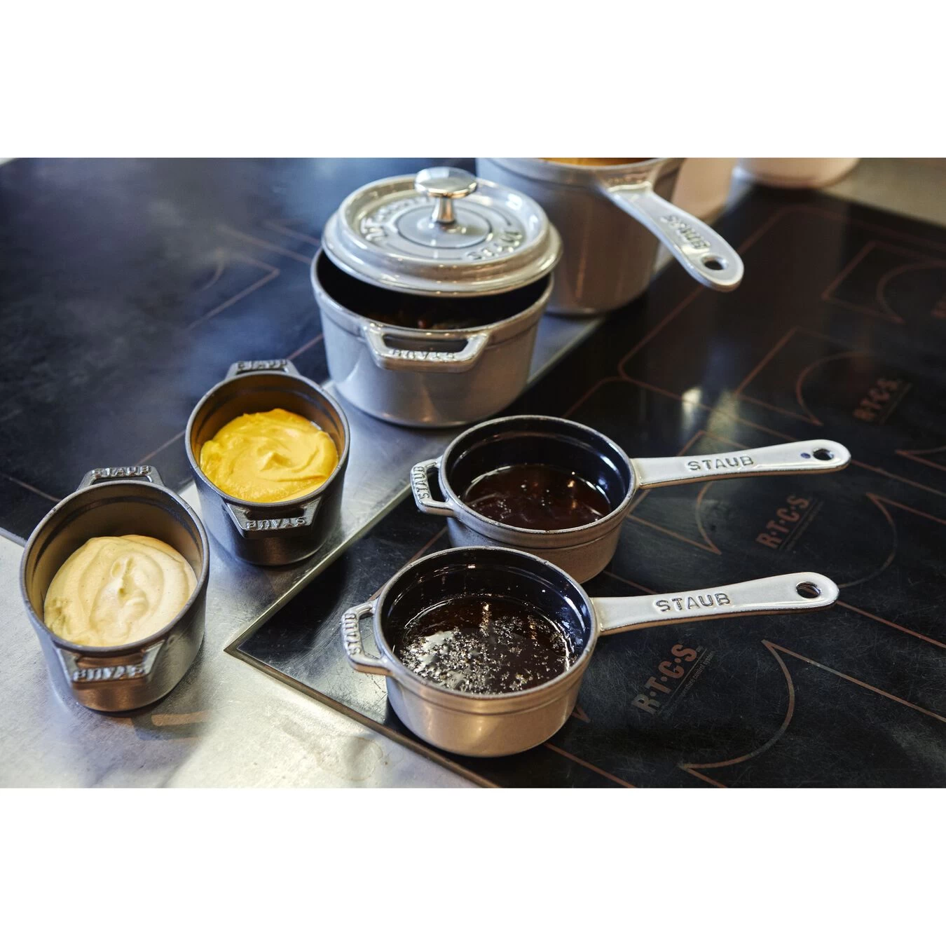 Staub Stieltopf 10 Cm, Gusseisen, Graphit-Grau 4 Staub Stieltopf 10 Cm, Gusseisen, Graphit-Grau – Bild 4