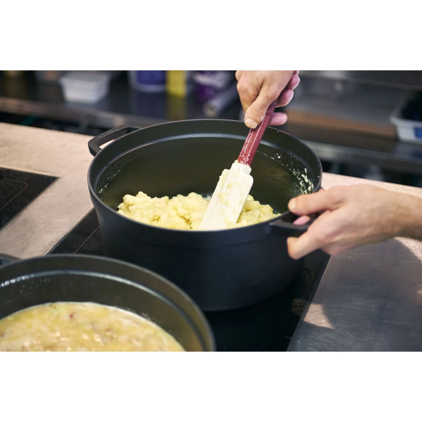 Staub Cocotte 34 Cm, Rund, Schwarz, Gusseisen 6 Staub Cocotte 34 Cm, Rund, Schwarz, Gusseisen – Bild 6