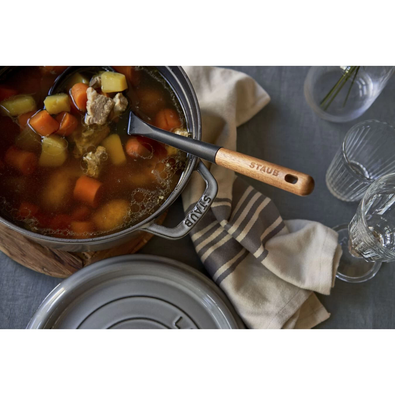 Staub Cocotte 24 Cm, Rund, Graphit-Grau, Gusseisen 5 Staub Cocotte 24 Cm, Rund, Graphit-Grau, Gusseisen – Bild 5